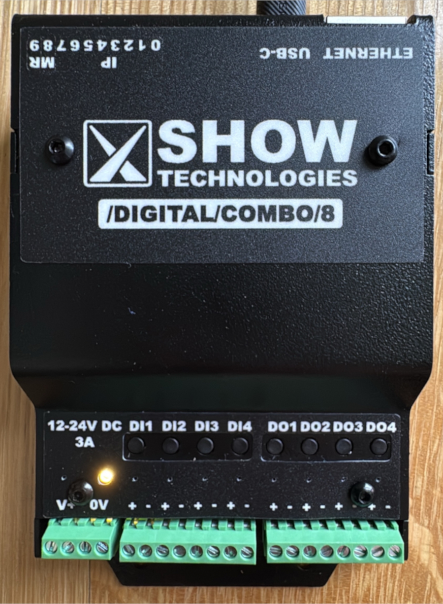 /digital/combo/8 plugged into USB-C power